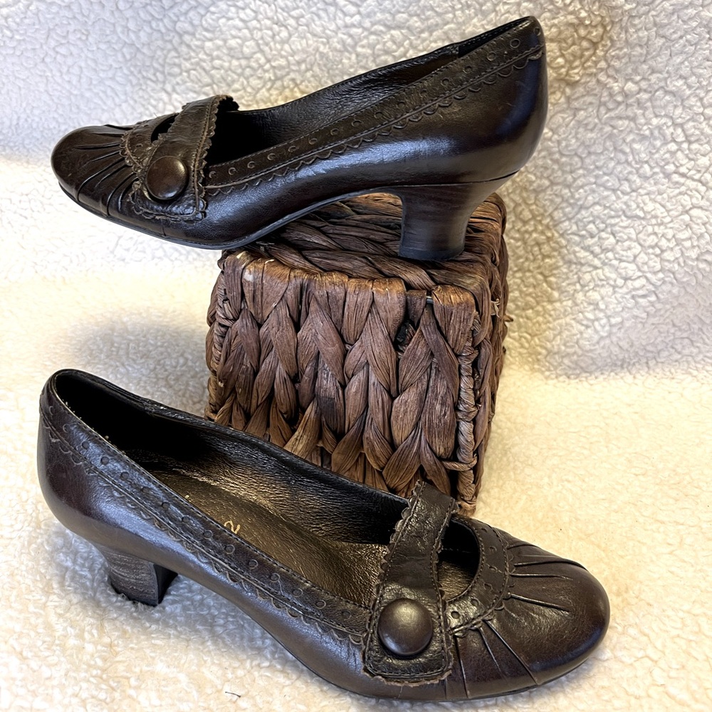Brown, Kitten Heel Slip-Ons / Sz 6.5